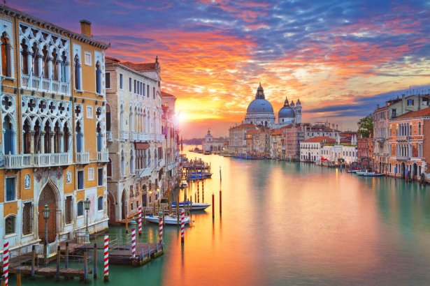 Купити картину на полотні "Персиковий захід сонця відбивається в тихих  водах венеційського каналу" з доставкою недорого | Інтернет-магазин  "АртПостер"